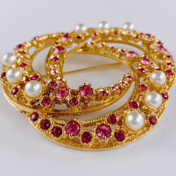 VTG Mid Century Brooch Faux Pearl Fuchsia Pink Rhinestone Layered Gold Tone Pin - Picture 2 of 11